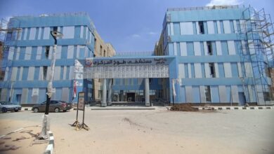 وزير الصحة يتلقى تقريرًا حول التقدم التنفيذي لـ31 مشروعًا صحيًا في 10 محافظات