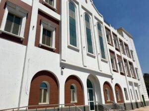 وزير الصحة يتلقى تقريرًا حول التقدم التنفيذي لـ31 مشروعًا صحيًا في 10 محافظات