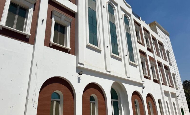 وزير الصحة يتلقى تقريرًا حول التقدم التنفيذي لـ31 مشروعًا صحيًا في 10 محافظات