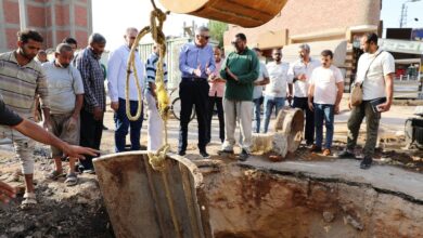 محافظ أسوان يتابع ميدانياً معالجة هبوط أرضى بمحطة البشارية