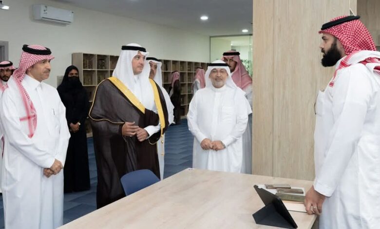 محافظ الأحساء يزور كليات الأولى بالأحساء