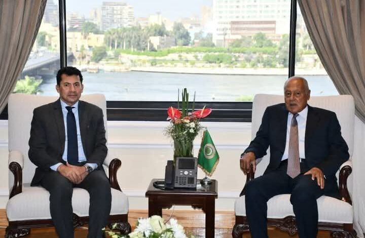.وزير الشباب والرياضة المصري يلتقي الأمين العام لجامعة الدول العربية ----- 1 .وزير الشباب والرياضة المصري يلتقي الأمين العام لجامعة الدول العربية -----