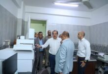 نائب وزير الصحة يعقد اجتماعًا مع مديري المنشآت الصحية بالوادي الجديد ويتفقد المعمل الإقليمي المشترك
