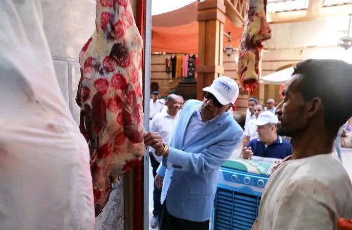 محافظ أسوان يفاجئ محلات الجزارة والصيدليات 1 محافظ أسوان يفاجئ محلات الجزارة والصيدليات