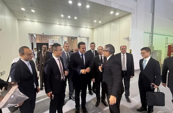 نائب رئيس الوزراء وزير الصحة يبحث مع مسئولي هواوي التعاون في التكنولوجيا الطبية