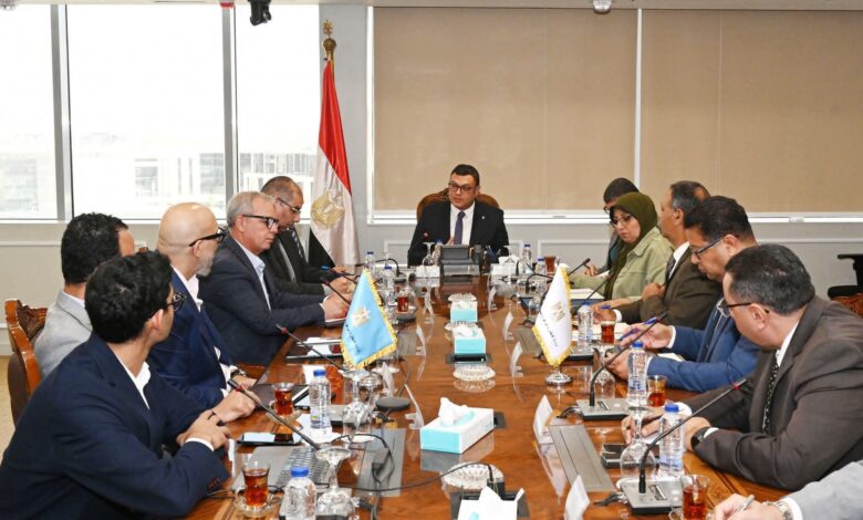 وزير الإسكان: نعمل على تنفيذ رؤية الرئيس في توفير السكن الكريم للمواطن المصري 1 وزير الإسكان: نعمل على تنفيذ رؤية الرئيس في توفير السكن الكريم للمواطن المصري