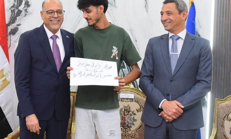 وزير العمل ومحافظ السويس يٌسلمان 81 عقد عمل للشباب من بينهم 31 عقدًا لذوي همم 1 وزير العمل ومحافظ السويس يٌسلمان 81 عقد عمل للشباب من بينهم 31 عقدًا لذوي همم