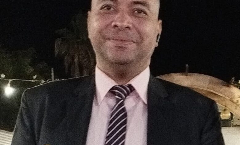 التطبيل في المؤسسات بين إضعاف الكفاءة وتشويه مفهوم القيادة