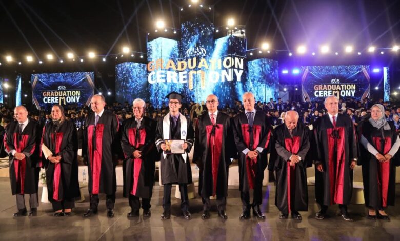 وزيرا التعليم العالي وقطاع الأعمال العام يشهدان حفل تخرج الدفعة (71) بكلية الهندسة جامعة عين شمس 1 وزيرا التعليم العالي وقطاع الأعمال العام يشهدان حفل تخرج الدفعة (71) بكلية الهندسة جامعة عين شمس