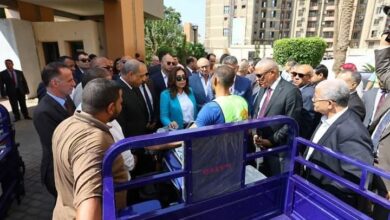 وزيرة التنمية المحلية ومحافظ الجيزة يسلمان دفعه أولي من ٥٠ تروسيكل لدعم منظومة النظافة 