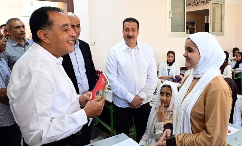 مدبولي يغيّر مسار جولته ويتفقد مدرسة فاطمة الزهراء الإعدادية للبنات بأشمون بشكل مفاجئ