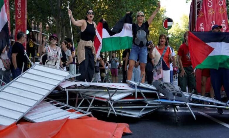 إلغاء المرحلة الأخيرة من سباق "طواف إسبانيا" احتجاجا على مُشاركة دراجين إسرائيليين 1 إلغاء المرحلة الأخيرة من سباق "طواف إسبانيا" احتجاجا على مُشاركة دراجين إسرائيليين