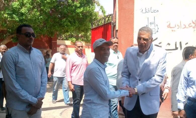 محافظ أسوان يتفقد عدد من مدارس مركز دراو