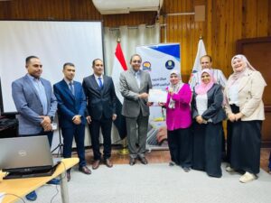 محافظ قنا يسلم شهادات الدورة التدريبية في التحول الرقمي للعاملين بالمحافظة