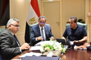  الدكتور خالد عبدالغفار يبحث مع محافظ قنا تطوير المنظومة الصحية في الصعيد