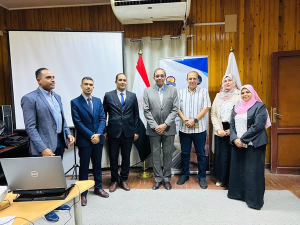 محافظ قنا يسلم شهادات الدورة التدريبية في التحول الرقمي للعاملين بالمحافظة