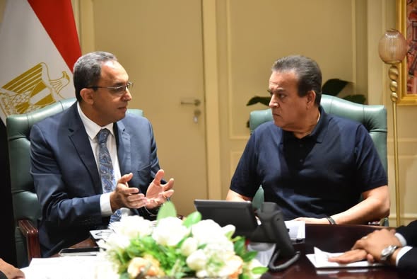  الدكتور خالد عبدالغفار يبحث مع محافظ قنا تطوير المنظومة الصحية في الصعيد