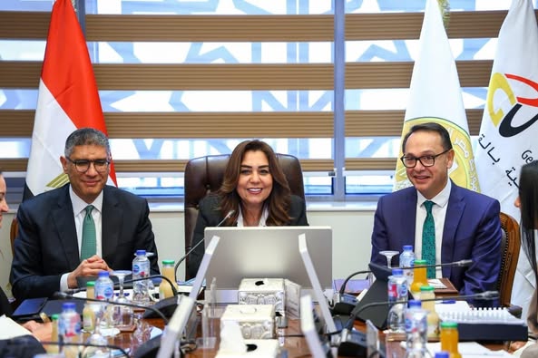 وزيرة التنمية تبحث مع محافظ الجيزة ورئيس مجلس أمناء الجامعة الألمانية التعاون في مجال تطوير المحافظة  
