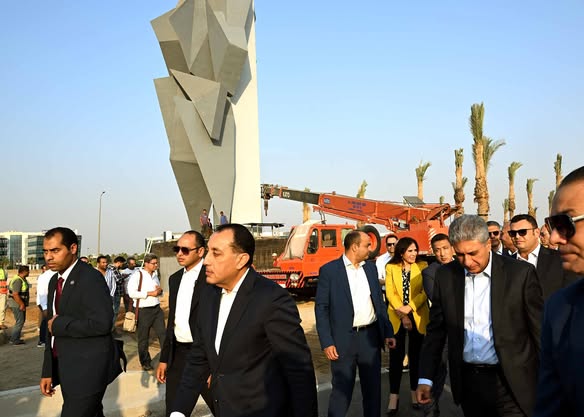  رئيس الوزراء يطمئن ميدانيا على الانتهاء من أعمال تطوير المنطقة المحيطة بالمتحف المصري الكبير