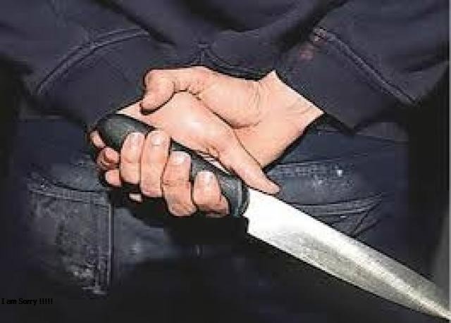 شخصان يطعنا شاب في رقبته لسرقة “التوك توك” الخاص به بأبوتشت شمال قنا
