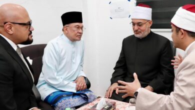 رئيس الوزراء الماليزي يلتقي المفتي.. ويُشيد بدور مصر وقيادتها في نصرة قضايا الأم 1 رئيس الوزراء الماليزي يلتقي المفتي.. ويُشيد بدور مصر وقيادتها في نصرة قضايا الأم