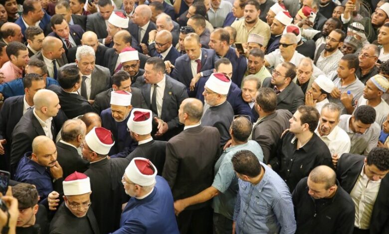 زحام شديد حول شيخ الأزهر في مشهد وداع الدكتور أحمد عمر هاشم    