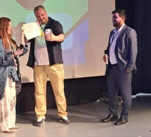 تكريم المخرج أحمد البابلي في مهرجان الإسكندرية.. وتتويج جديد لرحلة فيلم "تشويش" العالمية
