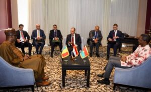 وزير الخارجية يعقد لقاءً ثلاثيًا مع نظيريه المالي والبوركيني على هامش منتدى أسوان للسلام