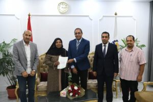  محافظ قنا يسلم عقود تقنين جديدة لواضعي اليد ويؤكد استمرار استرداد حقوق الدولة وضبط منظومة البناء