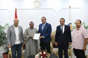  محافظ قنا يسلم عقود تقنين جديدة لواضعي اليد ويؤكد استمرار استرداد حقوق الدولة وضبط منظومة البناء