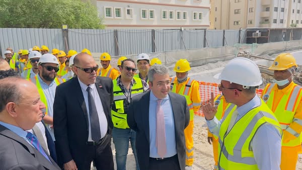 وزير العمل يزور موقع عمل شركة المقاولون العرب ويلتقي مع العمال والمهندسين وقيادات "الشركة"