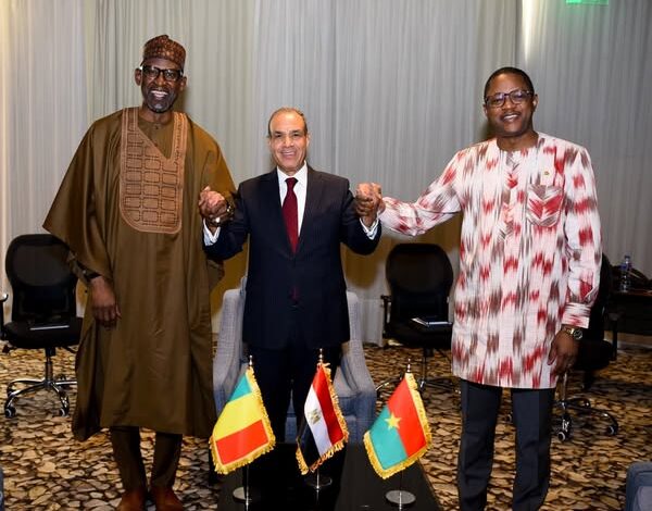 وزير الخارجية يعقد لقاءً ثلاثيًا مع نظيريه المالي والبوركيني على هامش منتدى أسوان للسلام