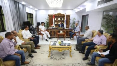 محافظ قنا يبحث مع مسؤولي النقل والمرور حلولا جذرية لأزمة المواصلات