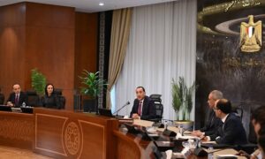 وزيرة التضامن الاجتماعي تستعرض جهود مؤسسة الهلال الأحمر المصرية في الاستجابة الإنسانية لأزمة غزة