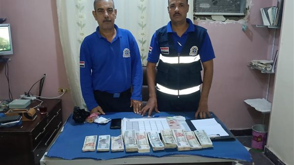 مُسعف وسائق يعثران على 115 ألف جنيه وآيفون 16 بروماكس ويسلمانها للشرطة في نجع حمادي