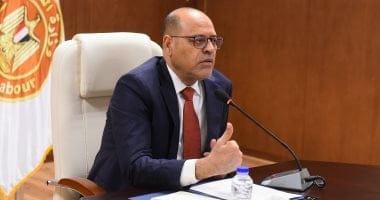  وزير العمل وجه بإيقاف العمل في بعض المنشآت التي ثَبُتّ عدم التزامها .. والتوعية بقانون العمل الجديد وتطبيقه بكل حزم