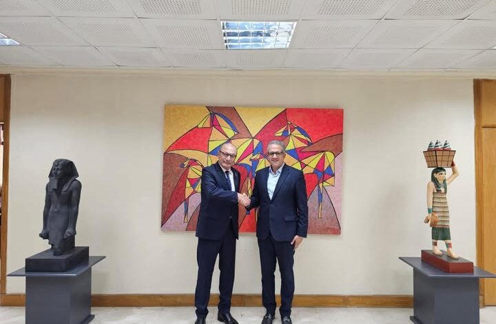 السفير التركي بالقاهرة يزور الدكتور خالد العناني لتهنئته بانتخابه مديرًا عامًا لليونسكو