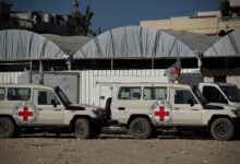 الجيش الإسرائيلي: الصليب الأحمر يتلسم 4 توابيت تعود إلى أسرى قتلى