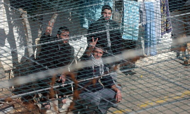 وسط استعدادات لتنفيذ صفقة التبادل .. رفع درجة التأهب في السجون الإسرائيلية