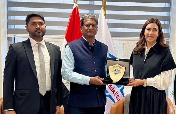 بحث سبل الاستفادة من التجربة الهندية مع السفير الهندي في تطبيق منظومة التأمين الشامل 