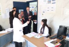 نائب وزير الصحة يتفقد مركز صحة أسرة غرب الجامعات ويوجه بصرف مكافأة للعاملين 