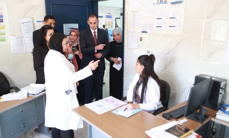 نائب وزير الصحة يتفقد مركز صحة أسرة غرب الجامعات ويوجه بصرف مكافأة للعاملين 1 نائب وزير الصحة يتفقد مركز صحة أسرة غرب الجامعات ويوجه بصرف مكافأة للعاملين