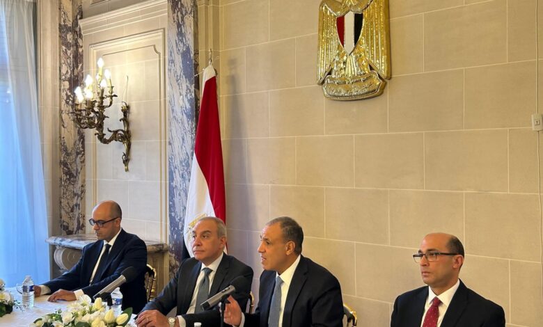 وزير الخارجية والهجرة يلتقي بأعضاء الجالية المصرية في باريس 1 وزير الخارجية والهجرة يلتقي بأعضاء الجالية المصرية في باريس