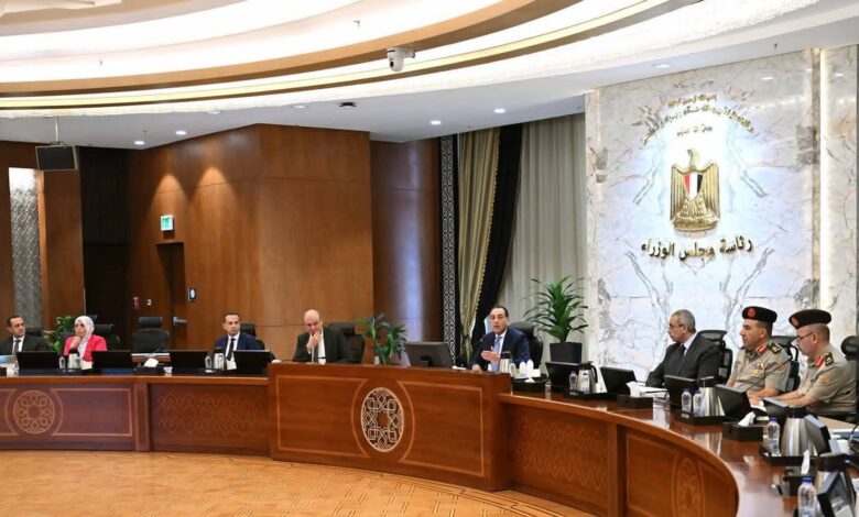 رئيس الوزراء يُتابع موقف مشروعات تطوير البُنى التحتية وأنظمة التأمين بالمطارات المصرية