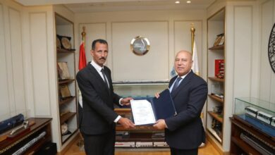 وزير الصناعة  يكرم سائقًا أعاد حقيبة بها أكثر من مليون جنيه لأجنبيتين