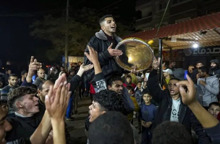 احتفالات في شوارع غزة بوقف الحرب وهتافات شكر للرئيس السيسي والجيش المصري 1 احتفالات في شوارع غزة بوقف الحرب وهتافات شكر للرئيس السيسي والجيش المصري