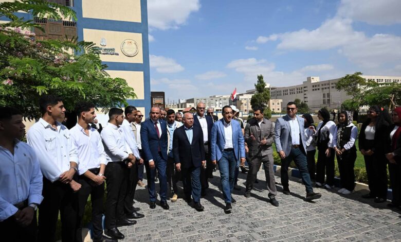 رئيس الوزراء يتفقد مدرسة "إيجيبت جولد" الثانوية للتكنولوجيا التطبيقية 1 رئيس الوزراء يتفقد مدرسة "إيجيبت جولد" الثانوية للتكنولوجيا التطبيقية