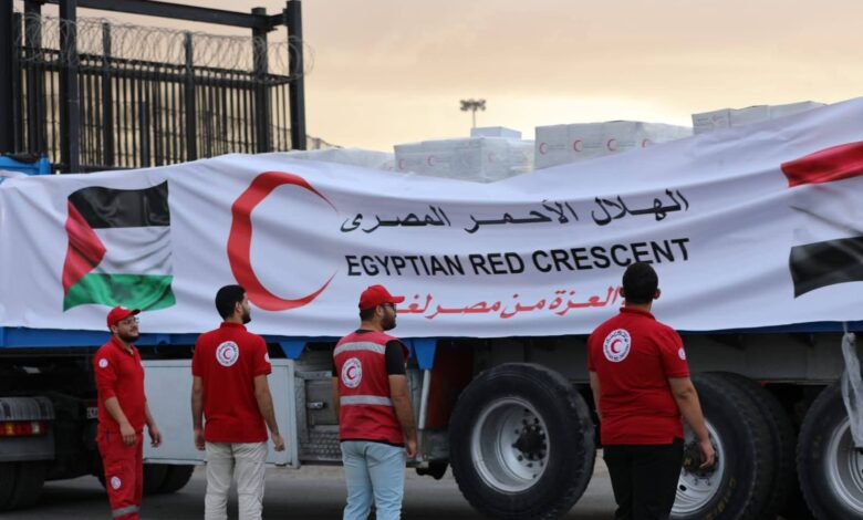 الهلال الأحمر المصري: قافلة "زاد العزة" الـ 49 تشمل 400 شاحنة وتحمل 9 آلاف طن مساعدات للفلسطينيين 1 الهلال الأحمر المصري: قافلة "زاد العزة" الـ 49 تشمل 400 شاحنة وتحمل 9 آلاف طن مساعدات للفلسطينيين