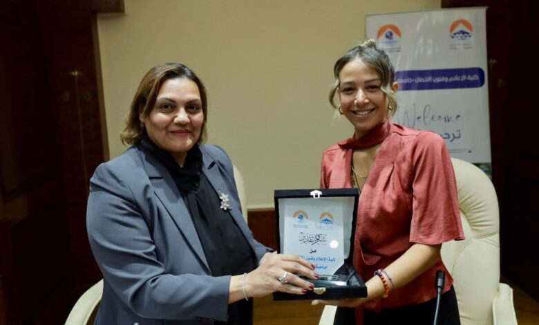 كلية الإعلام جامعة 6 أكتوبر تستضيف مصممة الأزياء المصرية العالمية فريدة تمراز 1 كلية الإعلام جامعة 6 أكتوبر تستضيف مصممة الأزياء المصرية العالمية فريدة تمراز