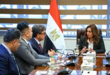 وزيرة التنمية المحلية تبحث مع نقيب الأطباء البيطريين عدداً من الملفات المشتركة بالمحافظات